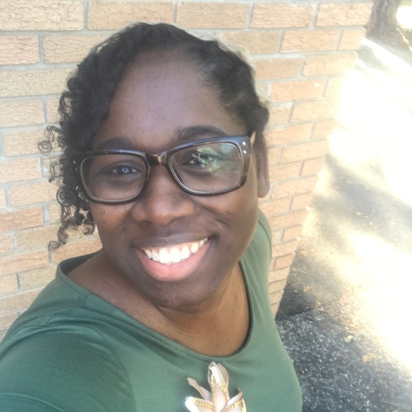 Meet your Posher, Monica - Picture 1 of 6